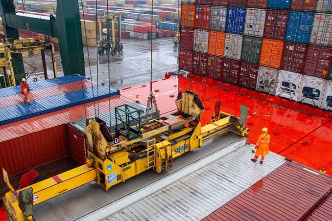 Stevedoring at Port Service